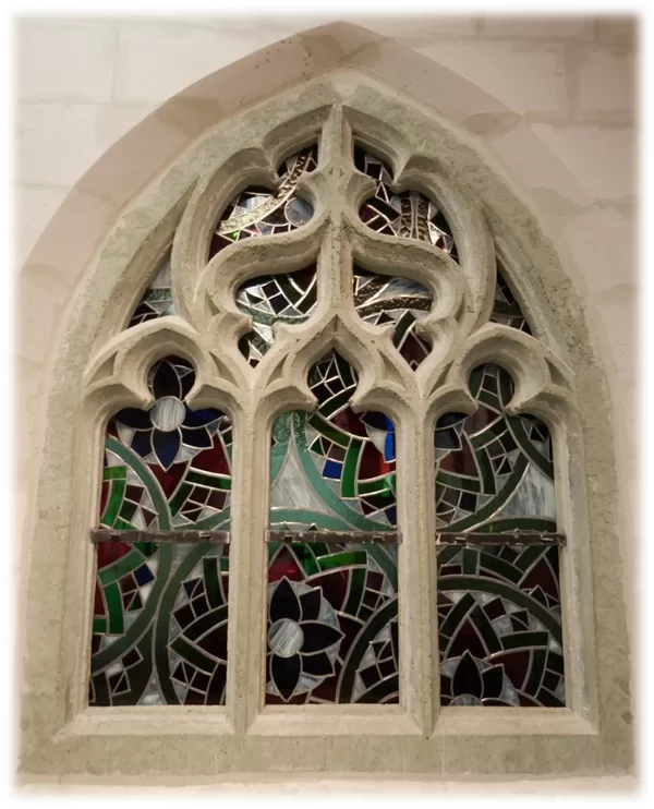 Création Contemporaine dans Fenestrage Gothique
